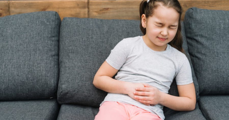 Ból brzucha u dziecka – co może oznaczać? Dowiedz się, co go powoduje i jak mu skutecznie przeciwdziałać