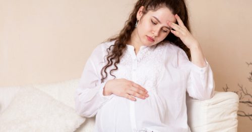 Ból brzucha w ciąży – skąd się bierze? Jak go pokonać?