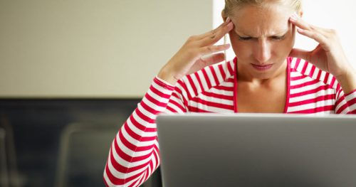 Pulsujący ból głowy – skąd się bierze? Poznaj sposoby na jego złagodzenie