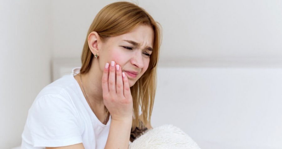 Pulsujący ból zęba – co jest jego przyczyną? Dowiedz się, jak sobie radzić z takim bólem