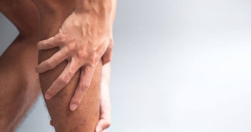 Ból mięśni nóg i rąk – jakie są jego najczęstsze przyczyny? Co robić, by się z nim uporać?