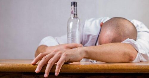 Syndrom dziecka alkoholika – jak wygląda życie dorosłych dzieci alkoholików? Objawy i sposoby pomocy