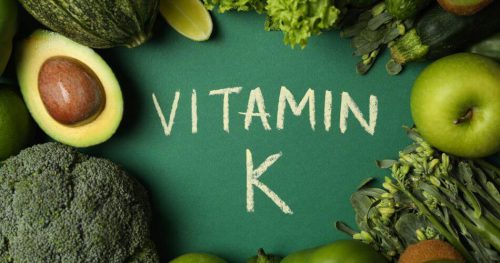 Niedobór witaminy K – czy brak tej witaminy może być niebezpieczny? Poznaj potrzeby swojego organizmu
