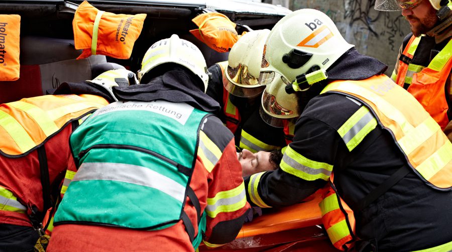 Praca za granicą w ratownictwie. Ile zarabia ratownik medyczny w Szwajcarii? Jak znaleźć pracę w tym kraju?