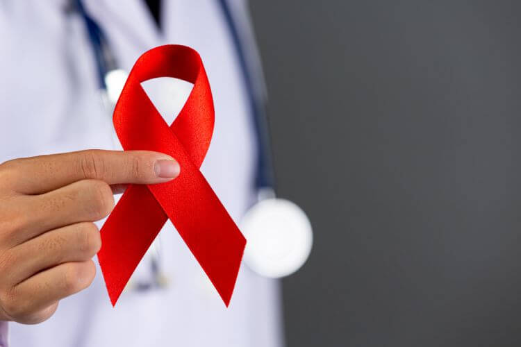 AIDS, czyli zespół nabytego niedoboru odporności. Jak można się zakazić i jak przebiega leczenie?