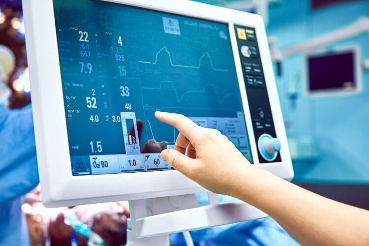 Kardiomonitor, czyli monitor medyczny mierzący parametry życiowe pacjenta. Jak działa monitor funkcji życiowych?