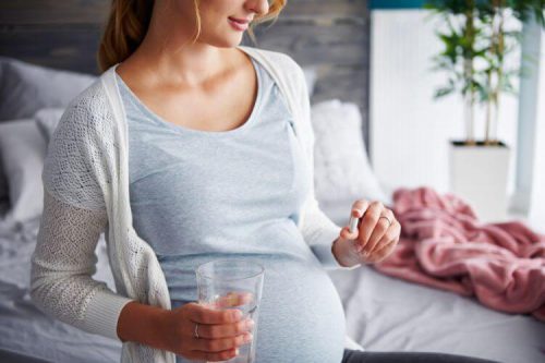 Kwas foliowy – jaką funkcję w organizmie pełni? Poznaj skutki niedoboru kwasu foliowego i jego znaczenie dla ciąży!