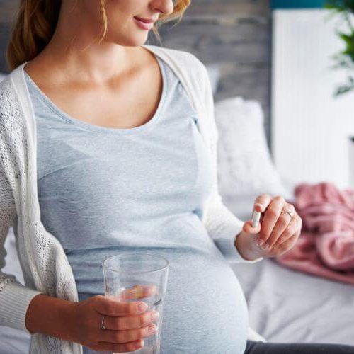Kwas foliowy – jaką funkcję w organizmie pełni? Poznaj skutki niedoboru kwasu foliowego i jego znaczenie dla ciąży!