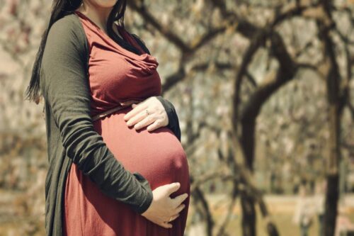 Ospa wietrzna u kobiet w ciąży. Jakie ryzyko niesie ze sobą ospa w ciąży dla ciężarnych oraz płodu?
