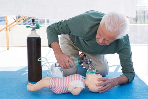 Resuscytacja dziecka – jak i kiedy wykonać resuscytację krążeniowo-oddechową u dzieci i niemowląt? Pierwsza pomoc