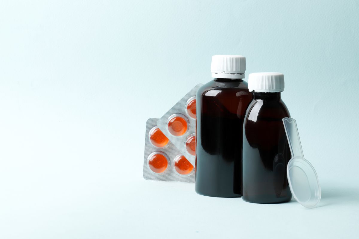 tabletki i syrop na zdjęciu
