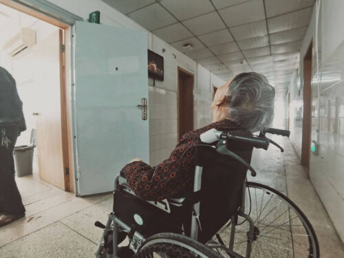 Czy emeryt dostanie zwrot za pobyt w szpitalu – czy należy się odszkodowanie?