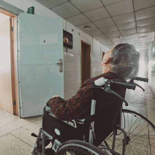 Czy emeryt dostanie zwrot za pobyt w szpitalu – czy należy się odszkodowanie?