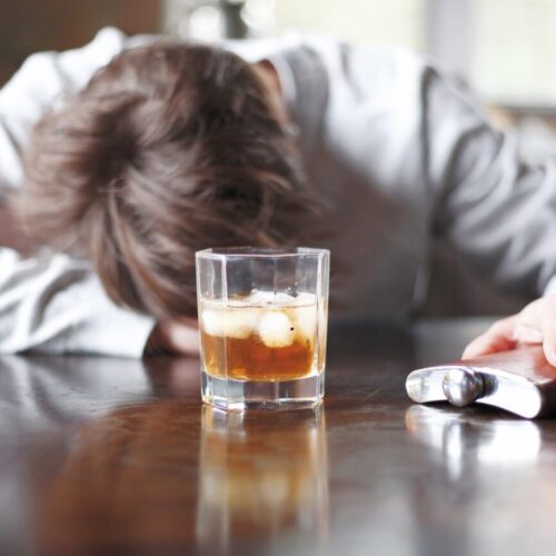 Kiedy można wezwać pogotowie do alkoholika? Sprawdź, jak udzielić pomocy