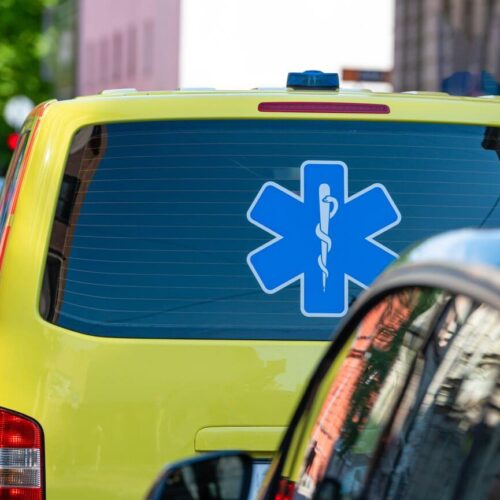 Żółta karetka – co to znaczy? Czym różni się od ambulansu pogotowia?
