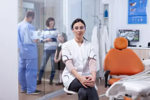 Pierwsza pomoc w przypadku wybicia zęba – co zrobić?